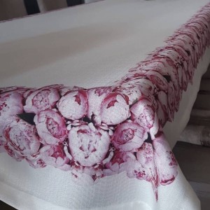 Beyaz Şakayık Desenli Masa Örtüsü Pivoine 